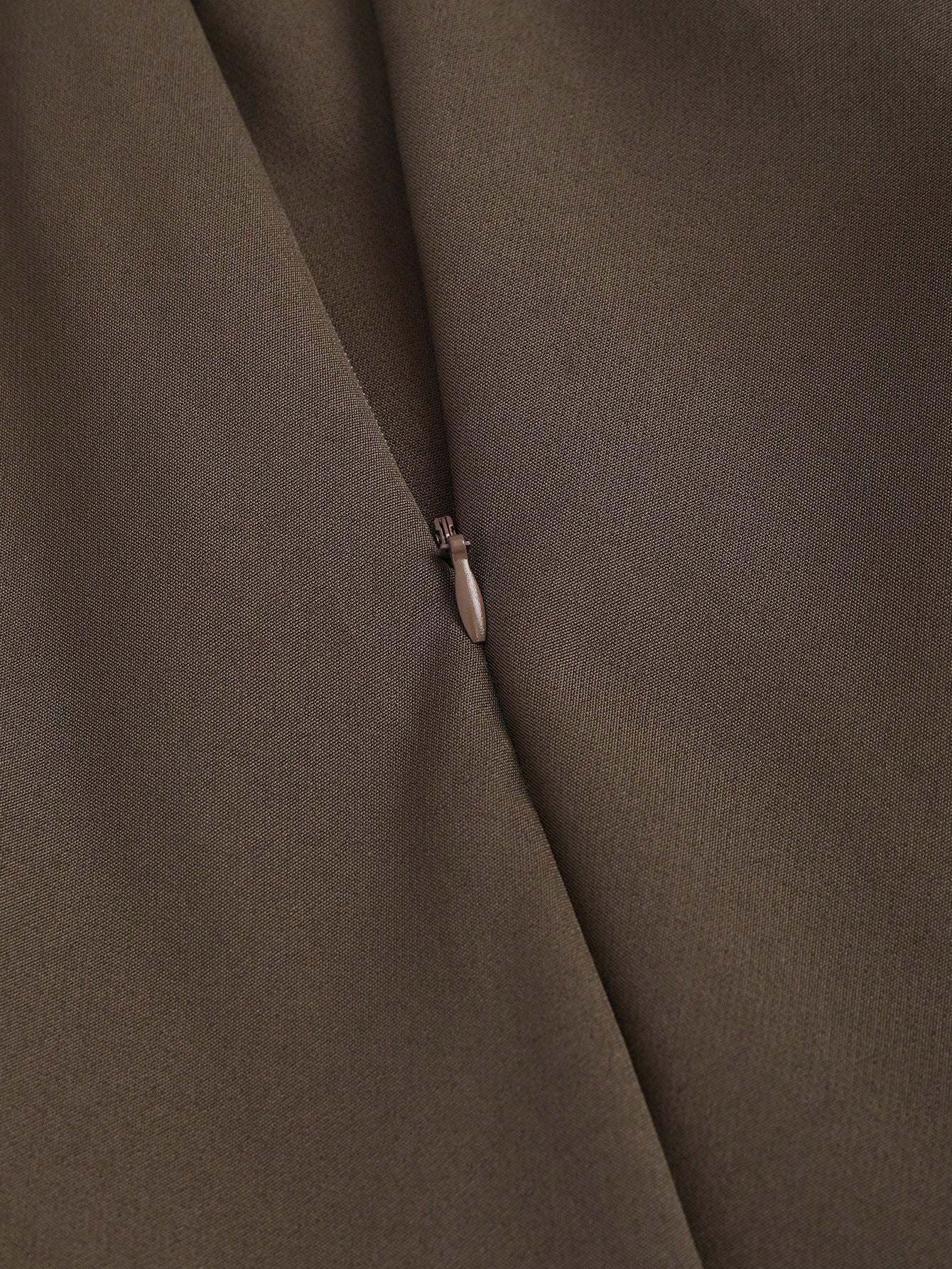 Monique – Taupefarbene, maßgeschneiderte Hose mit geradem Bein