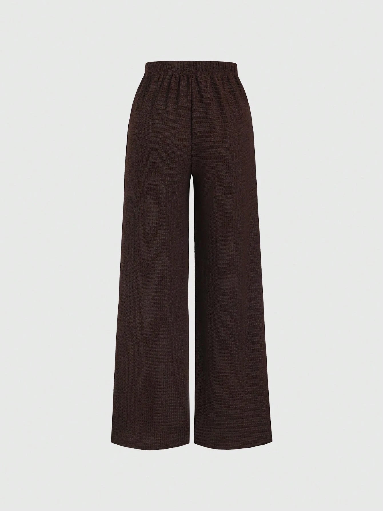Sweetra Conjunpeças, composto por blusa regata cáqui casual com amarração na cintura e calça reta de pernas largas e confortáveis. Ideal para primavera/verão. Blusa marrom chocolate e blusa marrom escura. Look popular no Pinterest. Look feminino.