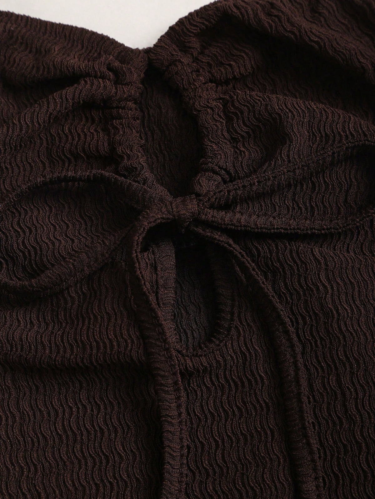Sweetra Conjunpeças, composto por blusa regata cáqui casual com amarração na cintura e calça reta de pernas largas e confortáveis. Ideal para primavera/verão. Blusa marrom chocolate e blusa marrom escura. Look popular no Pinterest. Look feminino.